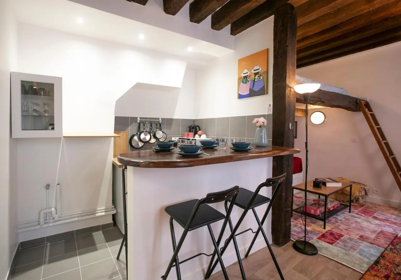 Authentic In Center Of Parisian Marais *
