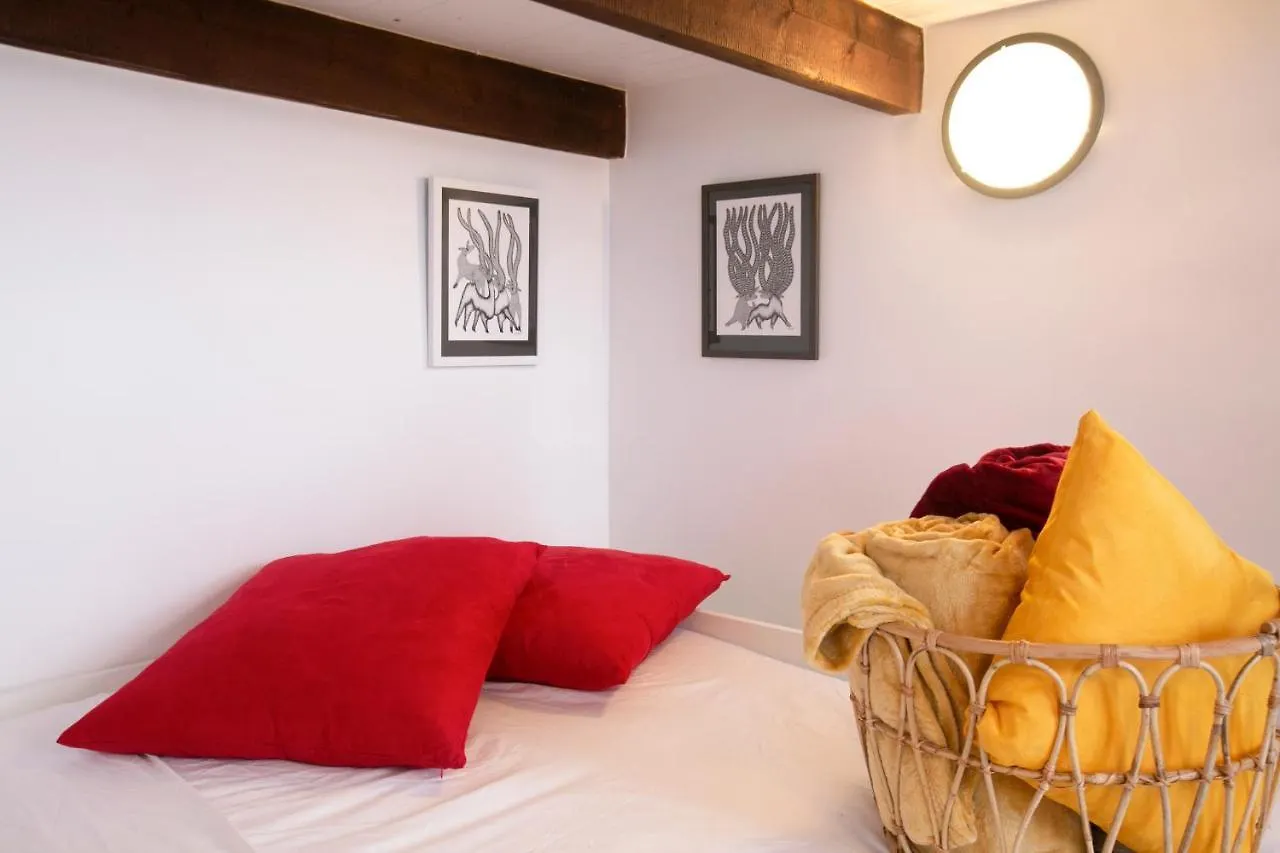 Authentic In Center Of Parisian Marais Apartmán